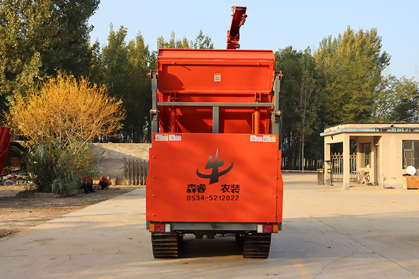 Máquina de almacenamiento verde sobre orugas