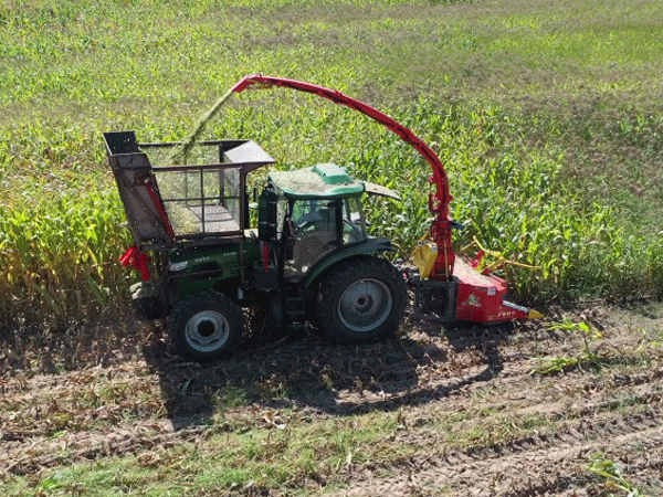 Máy gặt thức ăn gia súc đeo lưng màu xanh lá cây 2220mm Máy gặt thức ăn gia súc đeo lưng màu xanh lá cây 2220mm