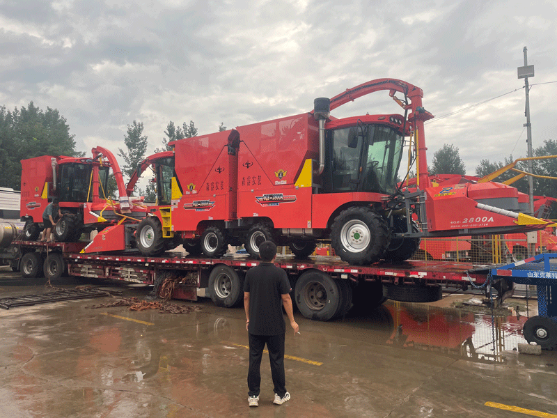 ¡Carga y envío, cargadora de ensilaje autopropulsada Senrui de 2,8 m! ¡Carga y envío, cargadora de ensilaje autopropulsada Senrui de 2,8 m!