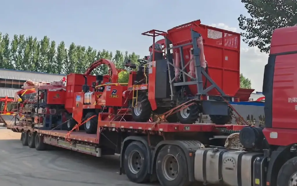 Las cosechadoras de forraje montadas y autopropulsadas se cargan y envían