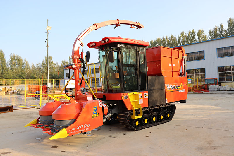 Cosechadora de ensilaje autopropulsada