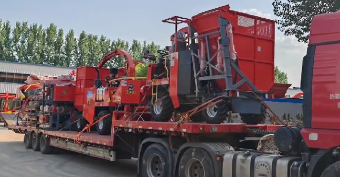  Mounted And Self-Propelled Herbage Harvesters Are Loaded And Shipped