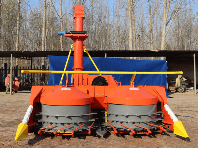 Máy băm thức ăn gia súc gắn trên xe, rộng 2,220m, chạy bằng dầu diesel.