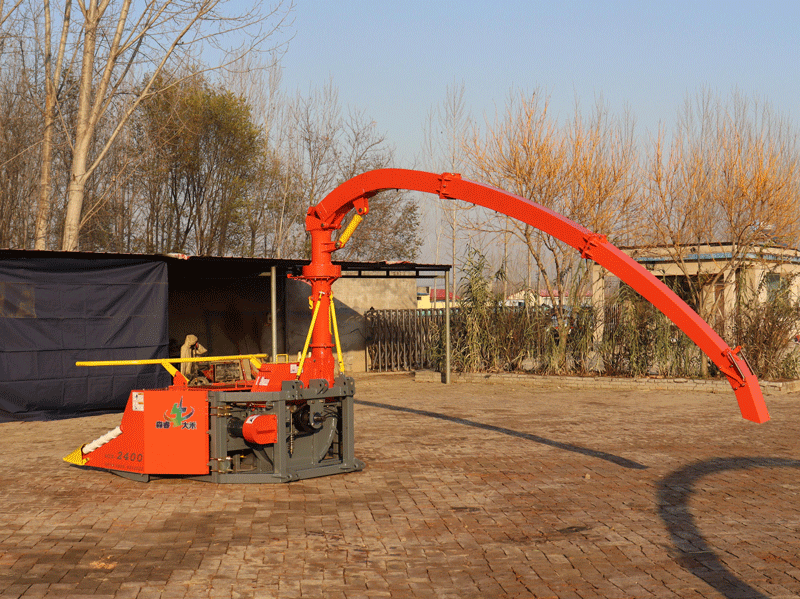 डीजल इंजन सहित 2.220 मीटर लंबी माउंटेड साइलेज चॉपर मशीन