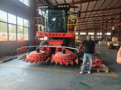 Sehen ist Glauben! Überseeische Kunden besuchen die Fabrik, um die robusten Fähigkeiten der Silage-Ausrüstung gründlich zu überprüfen.