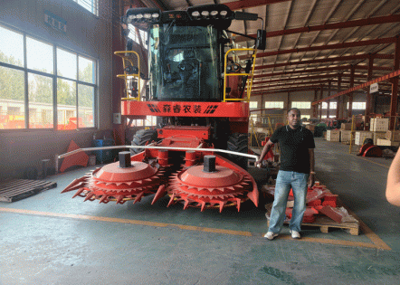 Seeing Is Believing! Overseas Clients Visit The Factory To Thoroughly Verify The Robust Capabilities Of The Silage Equipment.