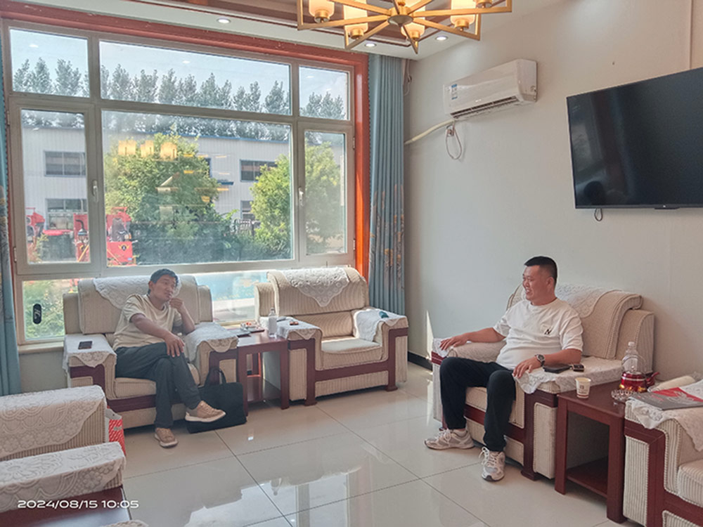 Welcome Yunnan Customers To Our Company To Order 4Qz-2000 Self-Propelled Green Fodder Harvester Welcome Yunnan Customers To Our Company To Order 4Qz-2000 Self-Propelled Green Fodder Harvester