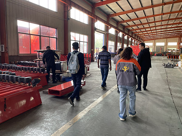 ¡Damos una cálida bienvenida a nuestros amigos extranjeros para que visiten nuestra empresa! ¡Damos una cálida bienvenida a nuestros amigos extranjeros para que visiten nuestra empresa!