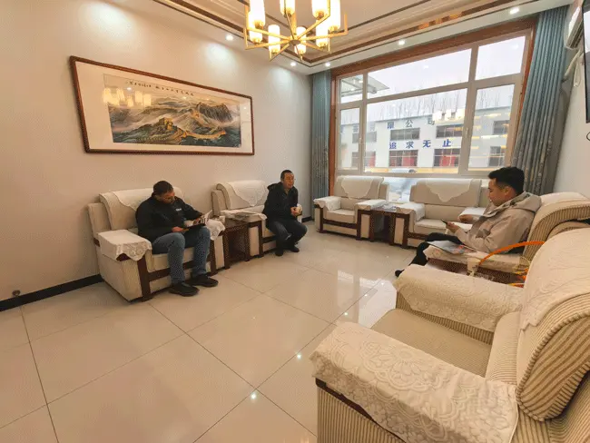 ¡Damos la bienvenida a los clientes extranjeros a visitar nuestra empresa!