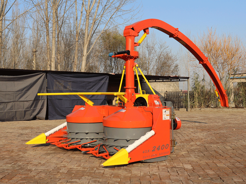 डीजल इंजन सहित 2.220 मीटर लंबी माउंटेड साइलेज चॉपर मशीन