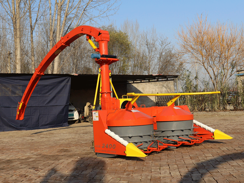 डीजल इंजन सहित 2.220 मीटर लंबी माउंटेड साइलेज चॉपर मशीन