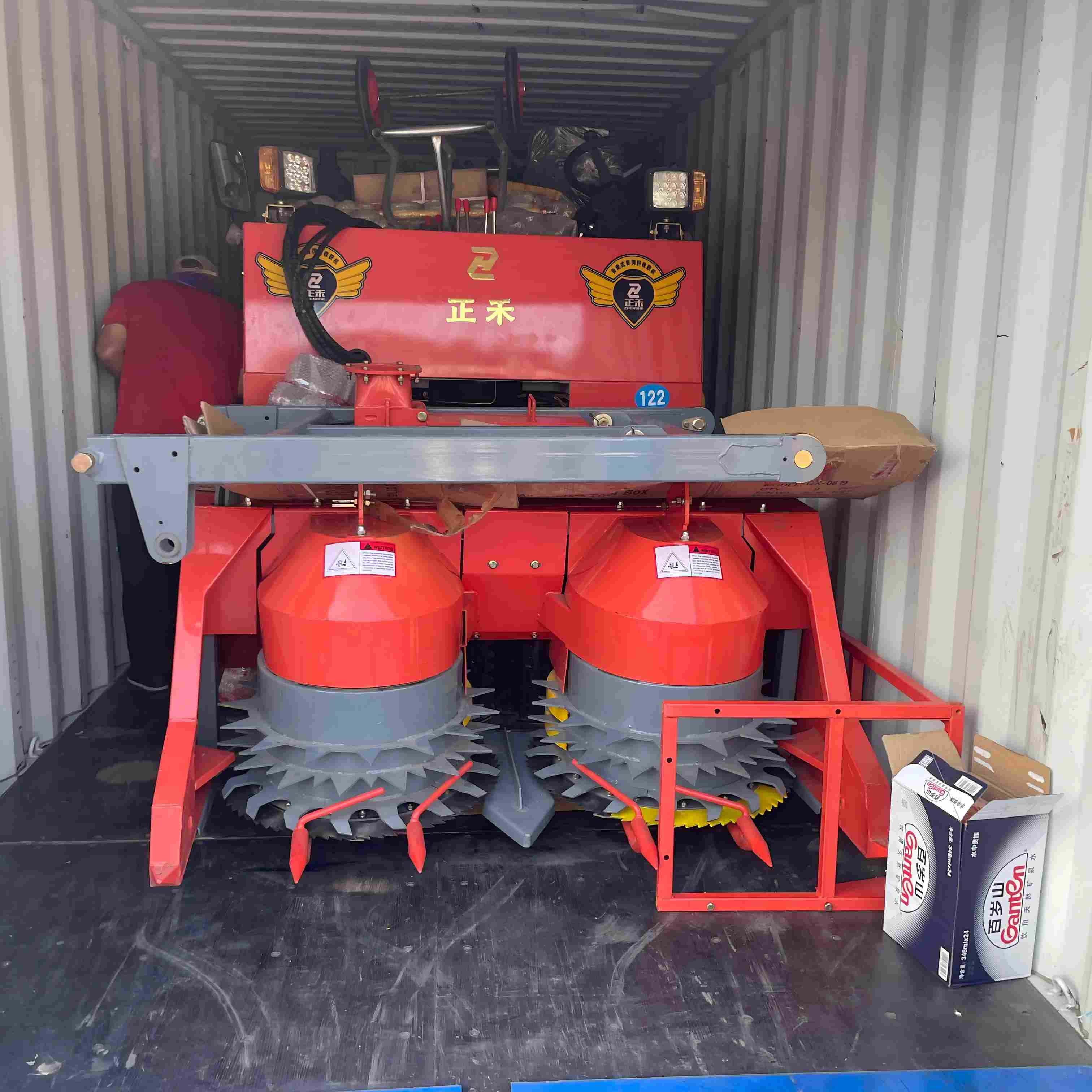 Las máquinas de ensilaje zarpan para promover el desarrollo agrícola mundial Las máquinas de ensilaje zarpan para promover el desarrollo agrícola mundial