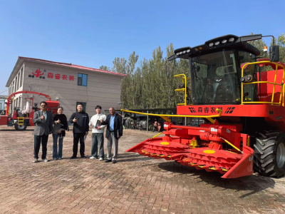 Chúng tôi hoan nghênh khách hàng đến thăm công ty chúng tôi! Chúng tôi là nhà sản xuất máy thu hoạch thức ăn ủ chua.