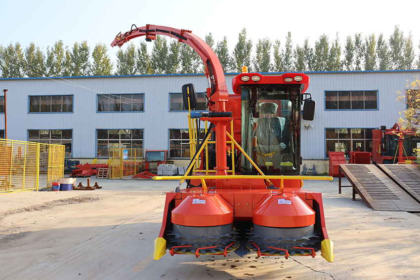 Cosechadora de ensilaje autopropulsada